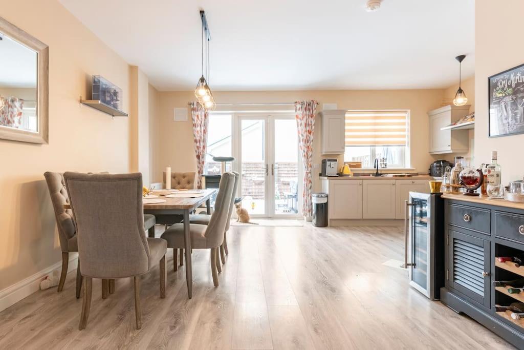 Dublin Jacuzzi Escape Apartment Bagian luar foto