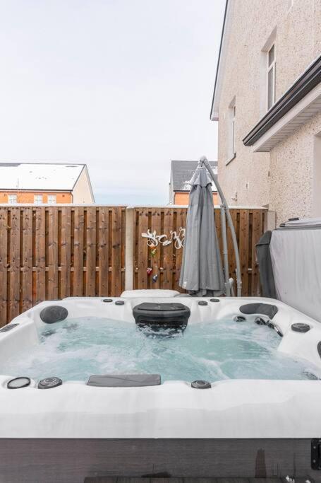 Dublin Jacuzzi Escape Apartment Bagian luar foto